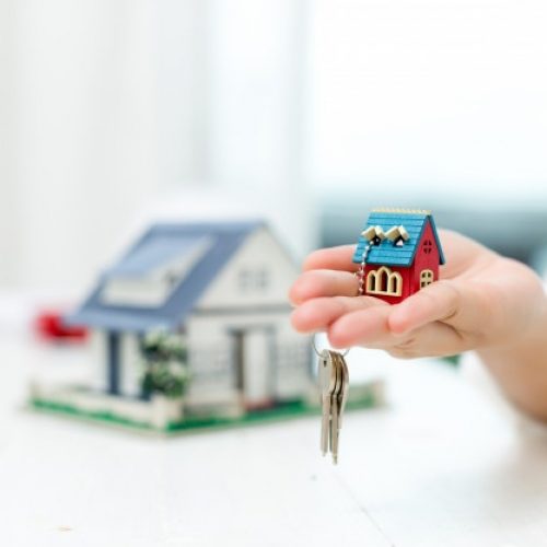 real-estate-agent-with-house-model-keys_1150-17813